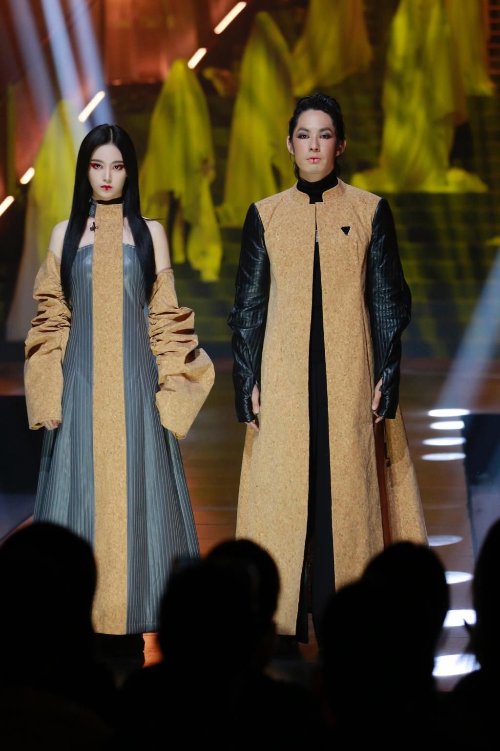  惊艳|徐艺洋《潮玩人类》携手吴建豪走秀 原始部落花瓣唇妆惊艳亮相