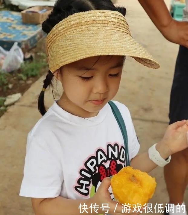 章子怡|章子怡最新全家福!15岁继女长成家里最美,穿得个性却没醒醒精致