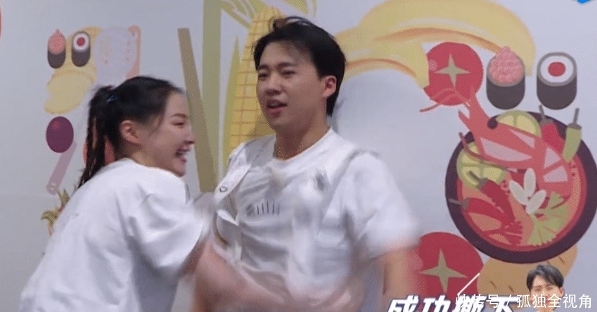 金靖的名牌|《跑男8》郭麒麟撕下金靖名牌,见他撕完后的举动,细节暴露人品