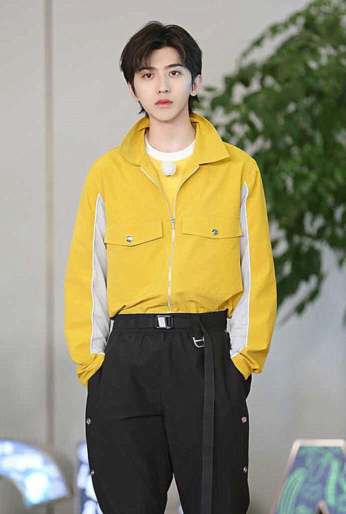  得知|蔡徐坤沦为《跑男》最惨的嘉宾，看到他得知被偷鞋垫时的表情，这也太憨了吧