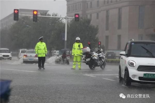 交警支队|暴雨中的“航标” 商丘“浇警”为您保驾护航