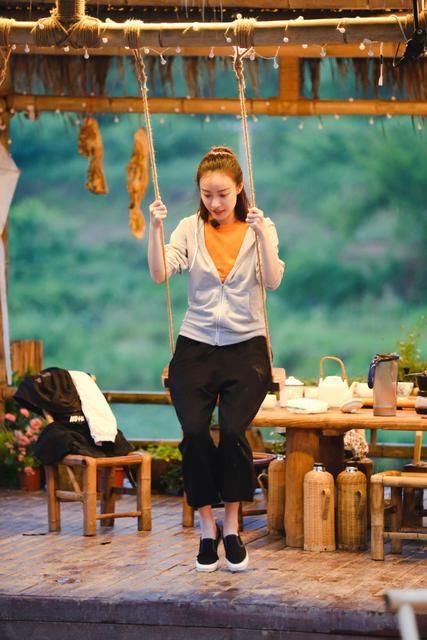  一旁|《向往的生活》私服大放送，网友：还是黄磊一旁的她最亮眼