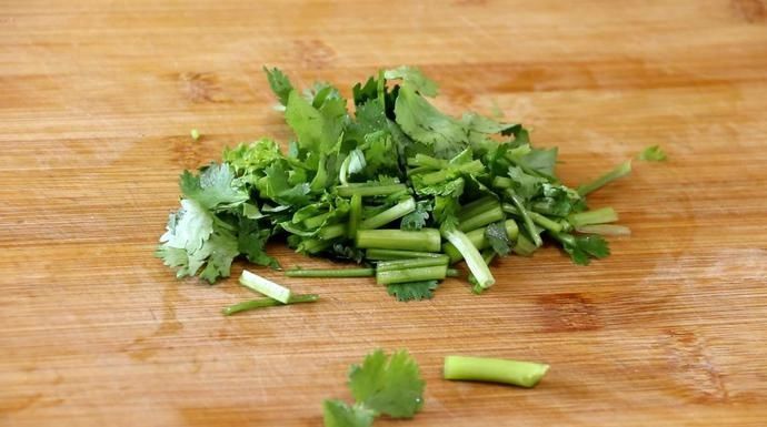  爽滑|天气炎热没有胃口？教你做一碗酸辣土豆粉，筋道爽滑，酸辣开胃