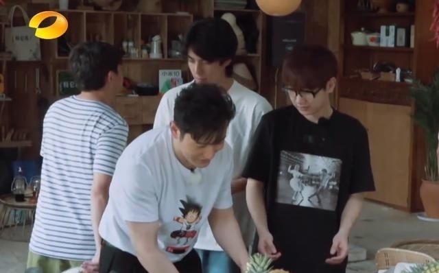  洗碗|《中餐厅》后遗症？黄晓明做客蘑菇屋，全程低头洗碗像服务员！