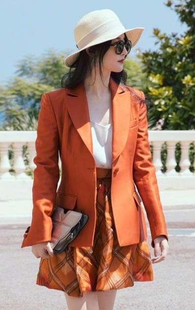  颜色|刘亦菲：粉色上衣搭配绿色外套，神仙姐姐尽显迷人气质