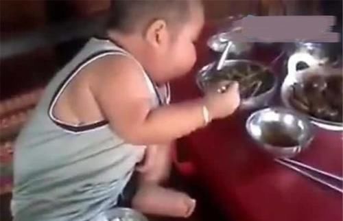 全家|奶奶带5岁孙子参加喜宴,事后全家被拉黑,得知真相妈妈火冒三丈