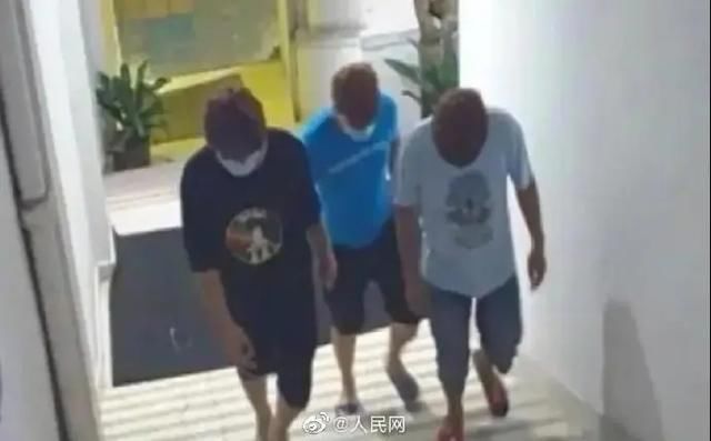  面具|换个马甲就认不出你了？3男子戴人皮面具在网吧偷盗