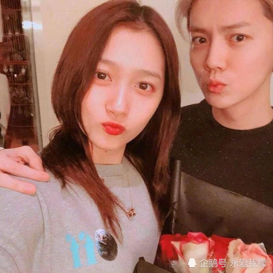  地位|鹿晗采访中自曝经常发朋友圈，关晓彤在心中地位超高，太甜了！