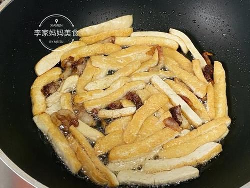 不剩|豆腐和它是绝配，焖一焖鲜香入味，外酥里嫩，吃到连汤汁都不剩