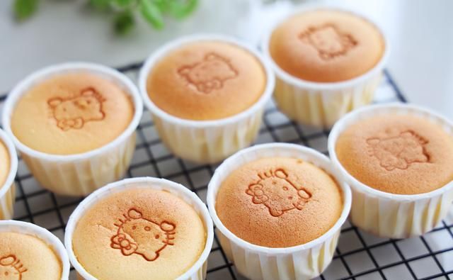  蛋白|戚风纸杯蛋糕的做法，不回缩不开裂，柔软细腻，在家做轻松搞定！