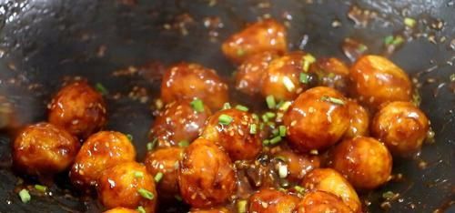 鹌鹑蛋|鹌鹑蛋别光卤着吃了，教你一种新做法，一口一个，一大盘不够吃