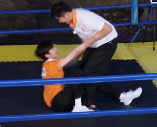  名牌|单薄蔡徐坤PK李晨撕名牌，KO只需3秒钟！