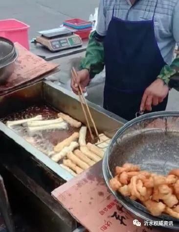  沂水|沂水大街上这个卖油条的，已经半个月不出摊了。