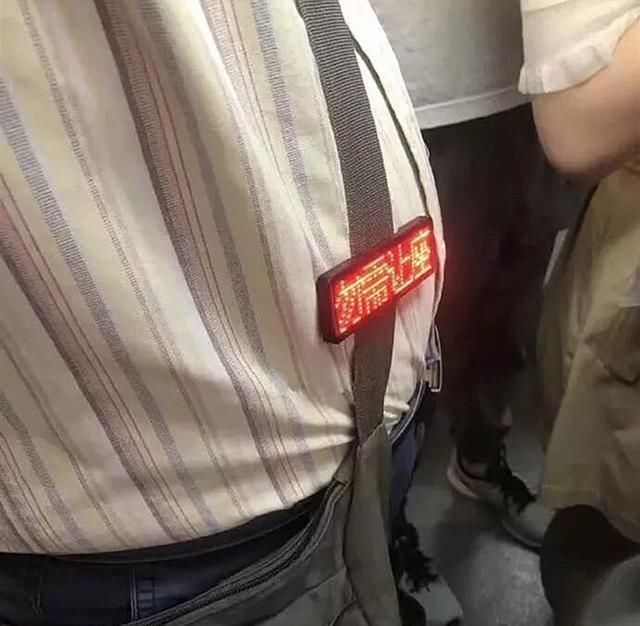 爱心座椅|老人抱着熟睡的孩子坐公交,上车后无一人让座,蹲地抱娃引热议