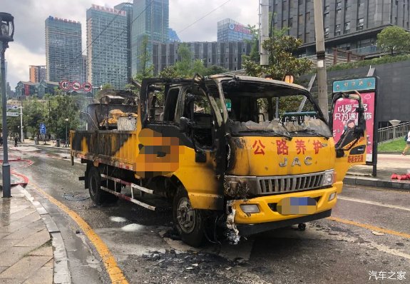  煤气罐|刚刚！贵阳观山湖区一车辆自燃，车上有6个煤气罐！