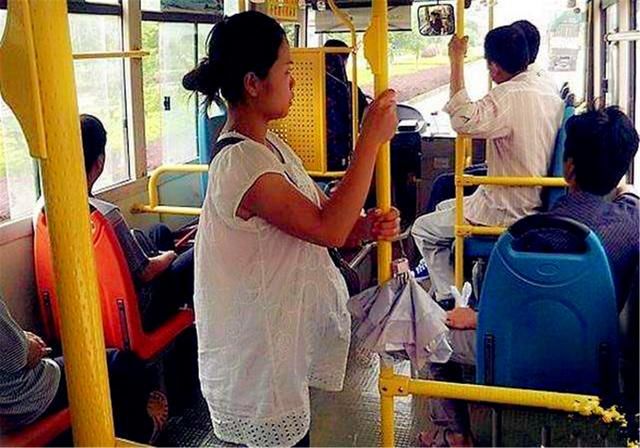 坏人|孕妈公交车上被“逼”让座，表明身份反遭质疑，网友：坏人都老了