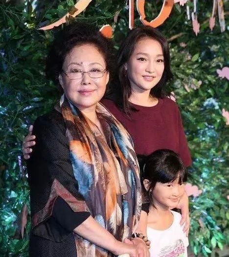  出门|70岁斯琴高娃曾遭8年家暴，如今出门靠轮椅