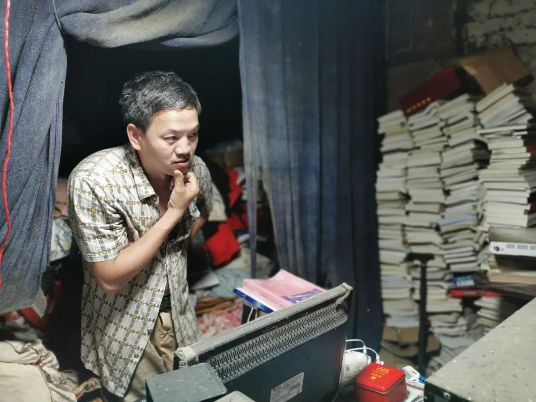  虞永亮|他，生活困难却坐拥“书城”