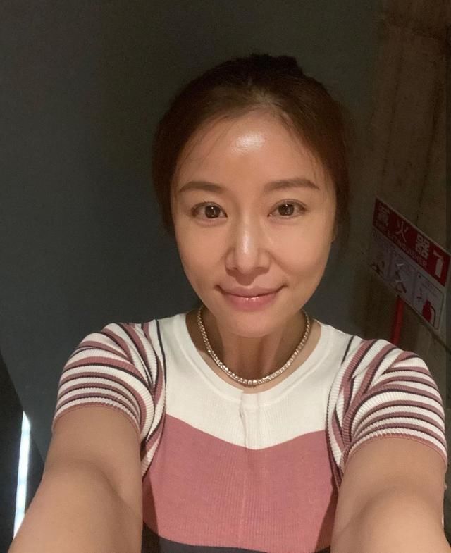  项链|林心如晒照秀项链，内镶50个钻石闪瞎眼！曾给女儿买3亿珠宝