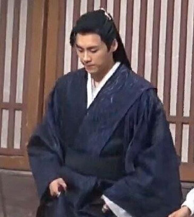上演|《镜双城》最新路透曝光 李易峰上演回眸杀眼神全是戏