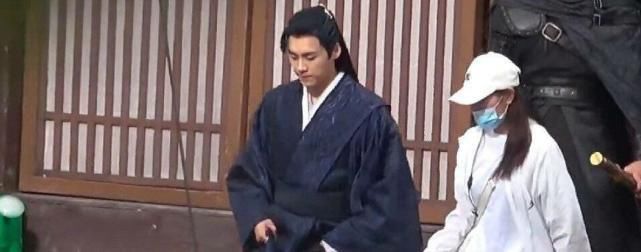 上演|《镜双城》最新路透曝光 李易峰上演回眸杀眼神全是戏