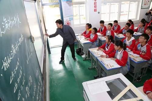  到城里买房|为了孩子教育，农村户口村民在县城买房，需要把户口迁出吗？