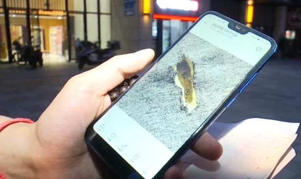 男子|贵阳一男子在酒店吃东西,却被椅子扎伤流血:我担心得病