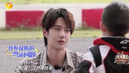  节目组|王一博喜提迷弟叉腰式帮吹牛，被捧杀吓到惊慌紧急澄清，却害羞了