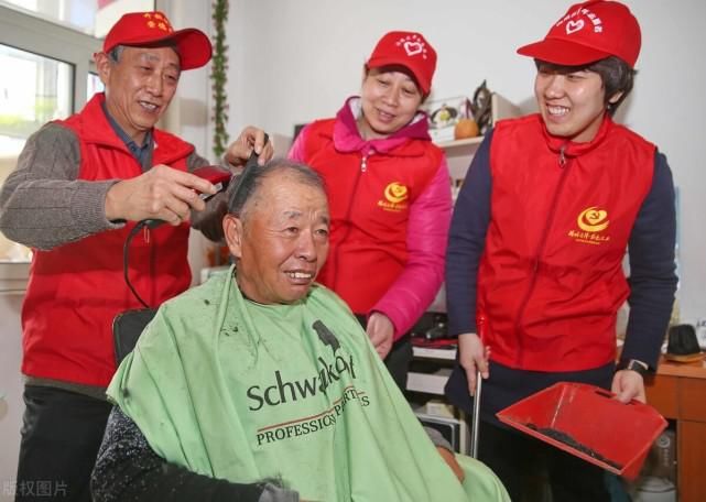 说不清|老人路边摔倒，小孩好心搀扶反被讹，父母拒私了：赔偿就说不清了