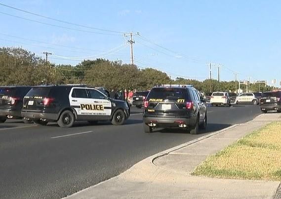  打死|11岁女孩正跟家人坐在行驶的汽车里，突然飞来一颗子弹把她打死