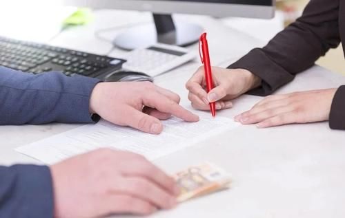  张利息|当年朋友借给十万元还钱时没有要利息，两年后却来索要，该给吗？