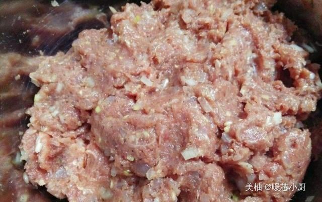  融入一些密|拌饺子馅，先放盐还是油？不要一步错步步错，难怪不入味，腥味重