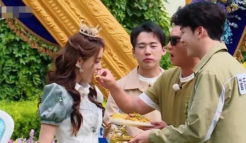  字幕|奔跑吧兄弟，郑恺给baby喂薯片时，字幕老师及时救场帮忙缓解尴尬