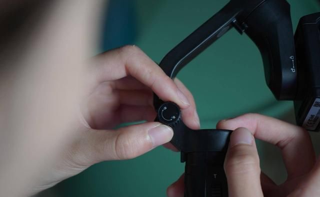  拍出|稳定器越贵越好？飞宇稳定器，低成本玩大动作，还能拍出电影效果