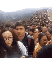 喜欢|搞笑GIF趣图:舍友最喜欢这样躺着玩手机,你们知道为什么吗?