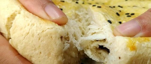 真香|做面包不用高筋粉，不用烤箱，2个苹果加2个鸡蛋，暄软拉丝，真香