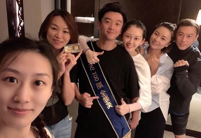  跑男家族|奔跑吧百期全勤奖花落郑恺，他更博晒照后，合影中的苗苗成亮点