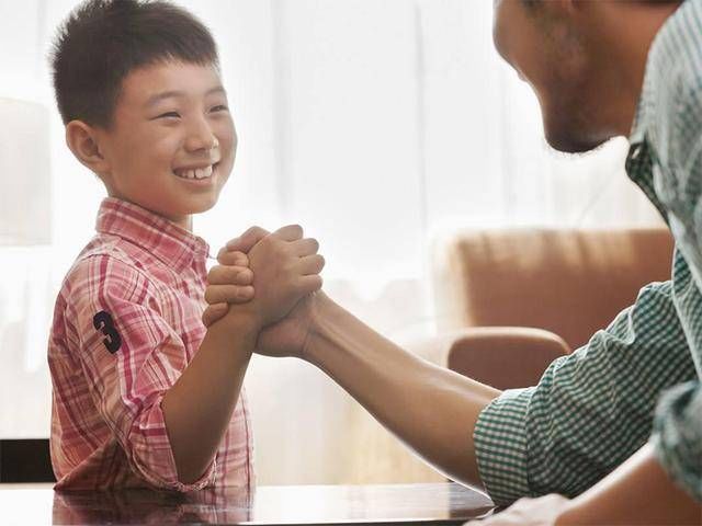 老人|老人嫌孩子让座慢，直接把娃的书包丢在地上，宝爸干脆不让了