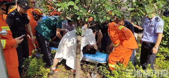  淤泥|沼气中毒工人晕倒在4米深井底，湘潭消防淤泥中捞人