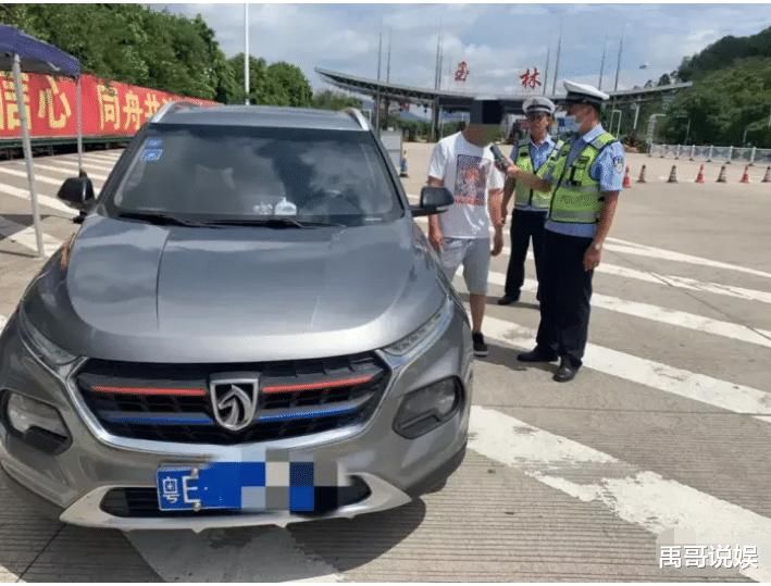  暂扣|男子刚下高速就被交警拦下，记15分暂扣驾驶证6个月，咋回事？