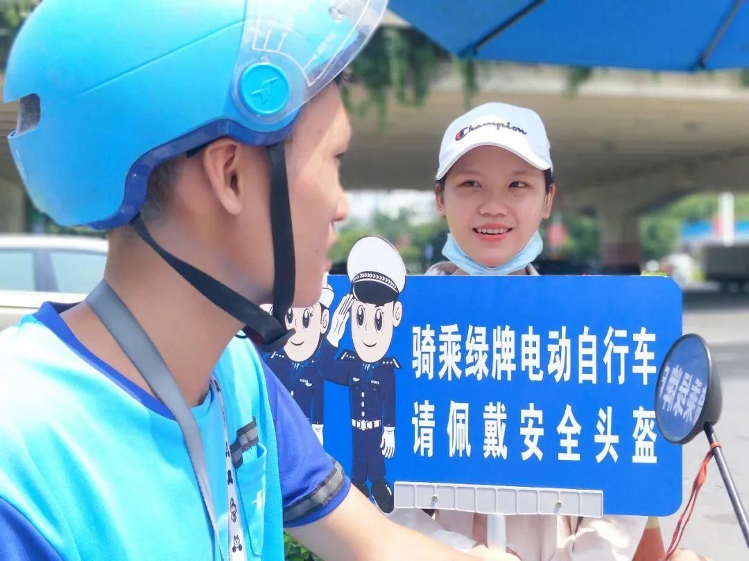 未戴头盔|《南宁市电动自行车管理条例》正式实施 交警文明执法获称赞