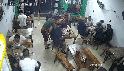  面馆|凌晨早餐店来了一个“黑衣男”！当着消防员的面做“这种事”