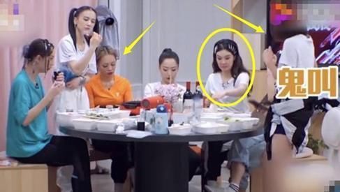  堪忧|蓝盈莹《浪姐》现状堪忧，饭桌前跳舞无人理会，姐妹表情太尴尬