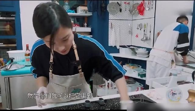  做家务|杨子姗重度洁癖，因拍摄者未穿鞋套崩溃大哭，自己却躺在床上刷牙