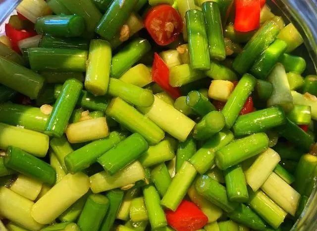  一滴水|教你秘制腌蒜苔的配方做法，不用一滴水和油，口感脆爽，酸甜开胃