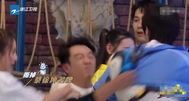  密码|《奔跑吧》史上最憋屈撕名牌？郑恺迎来高光时刻，剧本痕迹太明显