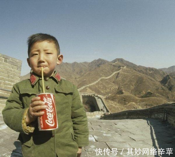 长城|1979年在长城上喝可乐的小男孩, 你还记得吗