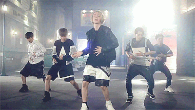  张艺兴|张艺兴反差萌，王一博专业又犀利，《这就是街舞》哪位队长更强？