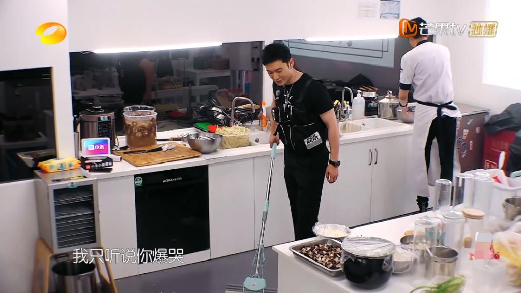  露怯|《中餐厅4》接待外国贵宾，赵丽颖露怯不敢答话，李浩菲举动得体