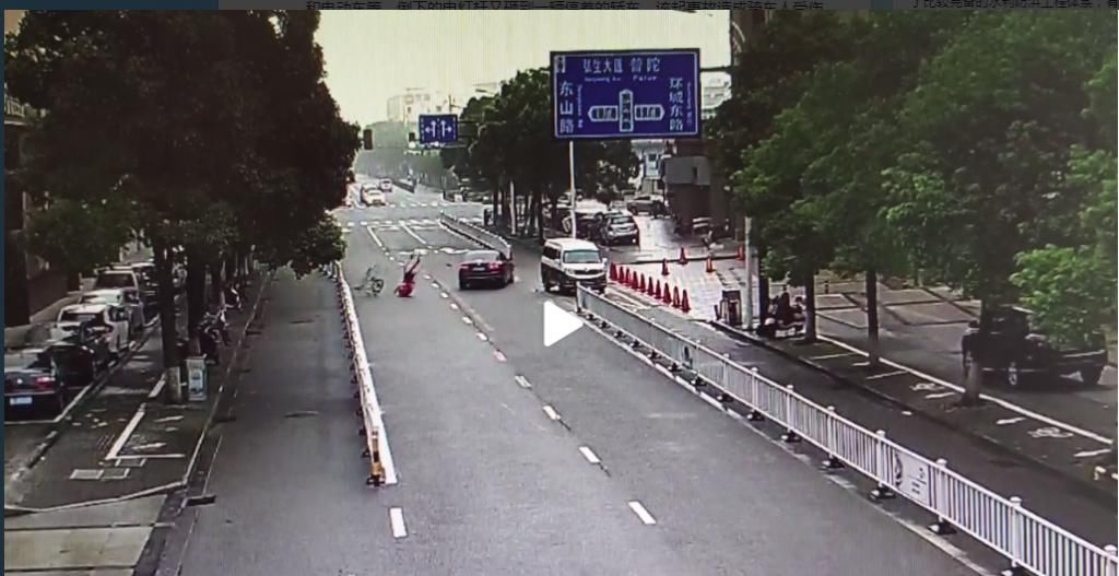  事故|违停车遮挡视线，引连环碰撞事故